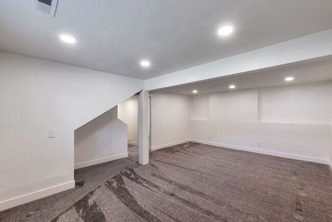 Building Photo - Remodeled 6 beds, 2 car garage!!