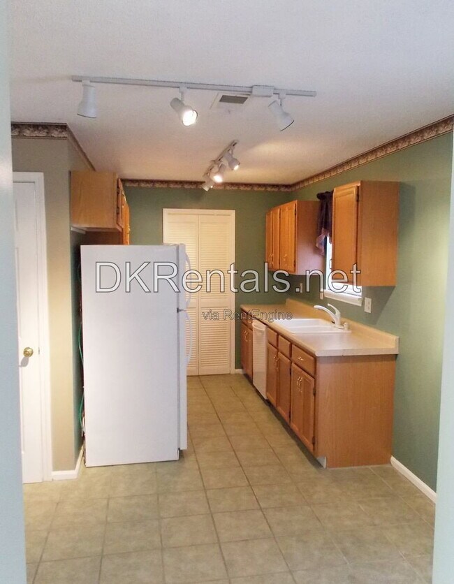 Building Photo - 2160 Denson Ln S W
