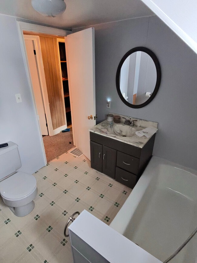 Building Photo - Spacious, Family Friendly, In-Town Home