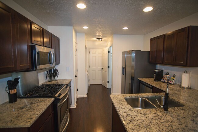 Building Photo - 665 Lakeside Cir