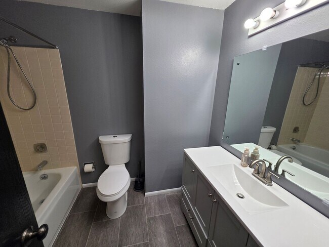 Building Photo - Beautiful Home in 5 Mile