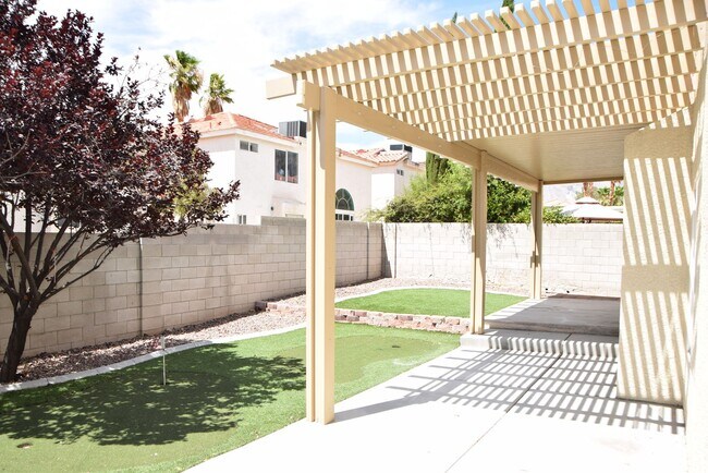 Building Photo - 8765 Country Pines Ave