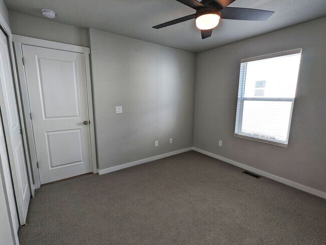 Building Photo - 3 Bedroom, 2.5 Bathroom with two car garage