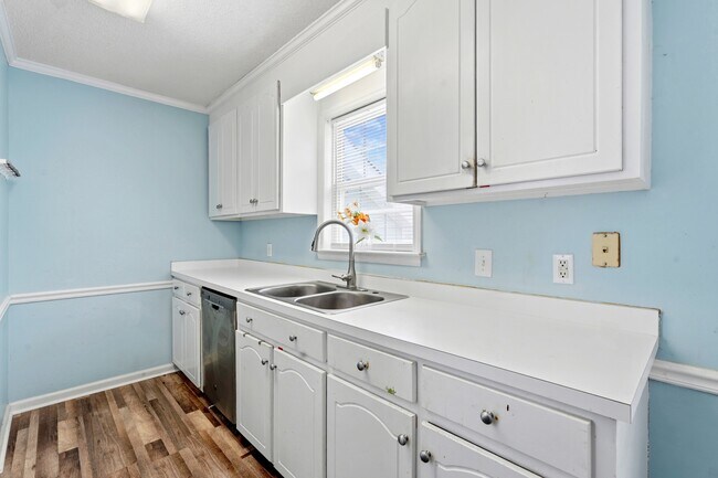 Building Photo - 105 Twin Creeks Dr