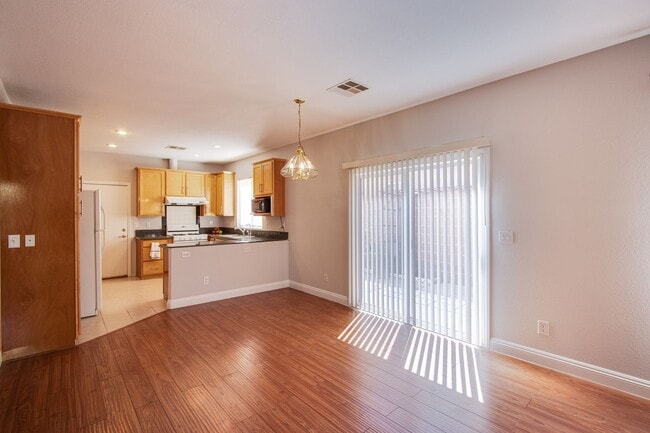 Building Photo - 4 bedroom 3 bath centrally located home