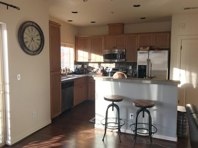 Building Photo - 632 NE Roydon Ln