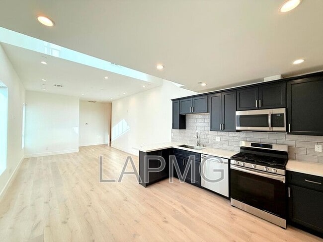 Building Photo - 3414 London St