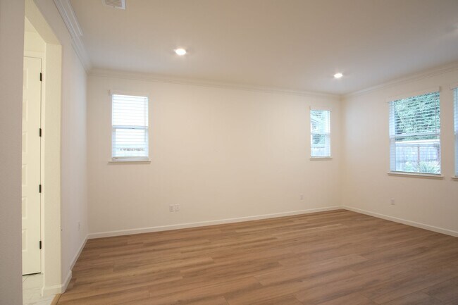 Building Photo - Stunning 4-bedroom 2.5 bathroom