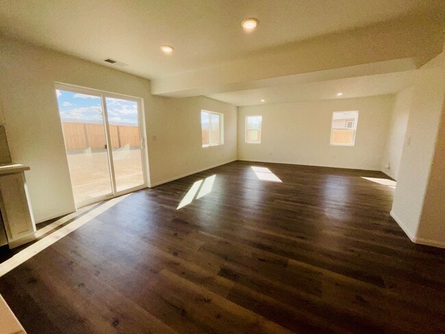 Building Photo - Charming Newer 3 bedroom House