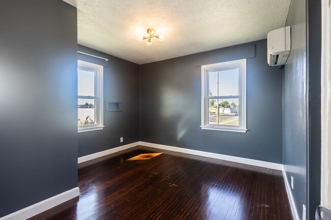 Building Photo - Renovated 2 Bed / 1 Bath Duplex