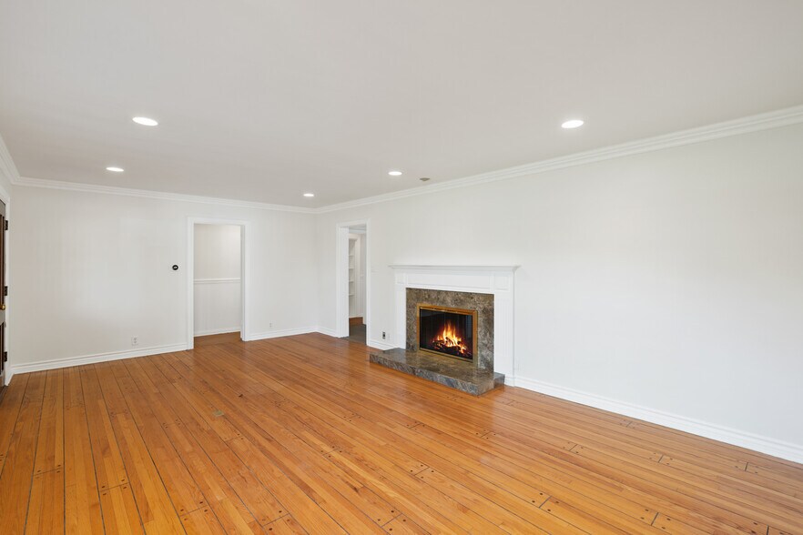 Building Photo - 8757 Encino Ave