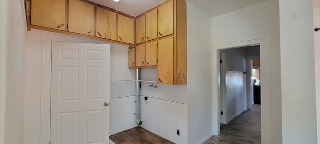 Building Photo - Enjoy The River Breeze On The Front Porch