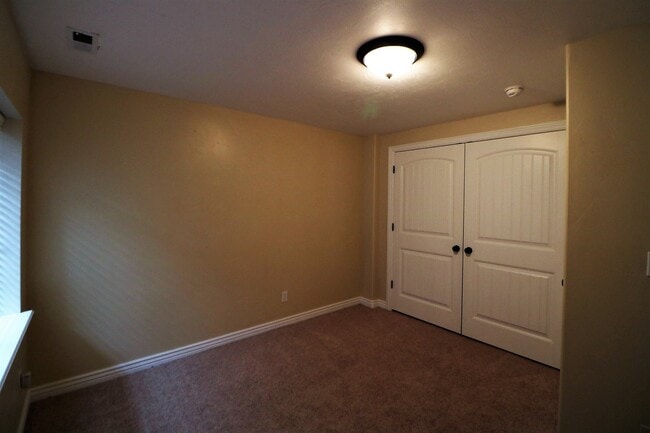 Building Photo - Beautiful Harvest Park Mapleton Townhouse