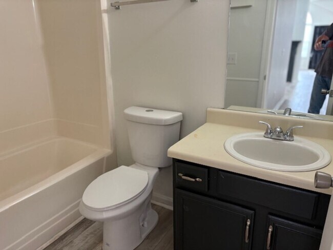 Building Photo - 203 Lake Forest Dr