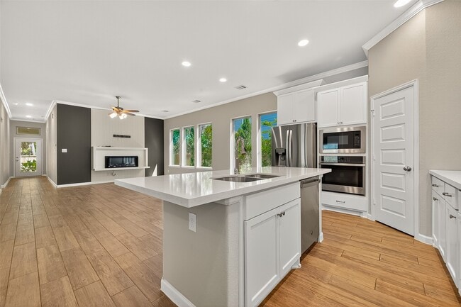 Building Photo - 381 Andes Dr