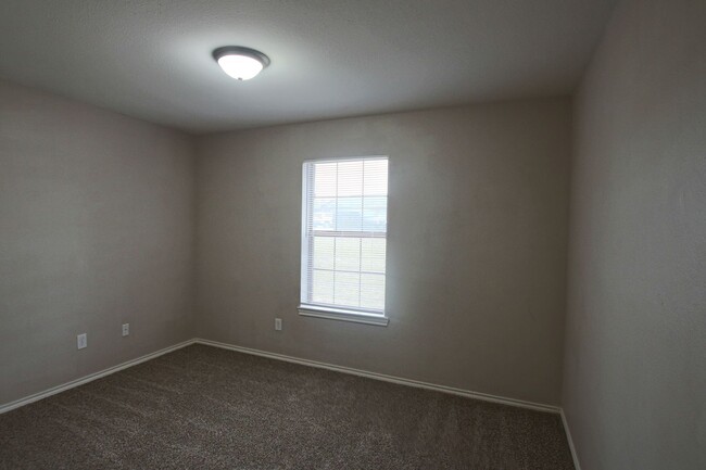 Building Photo - 3 Bedroom Duplex for Rent in Lindale! Tour...