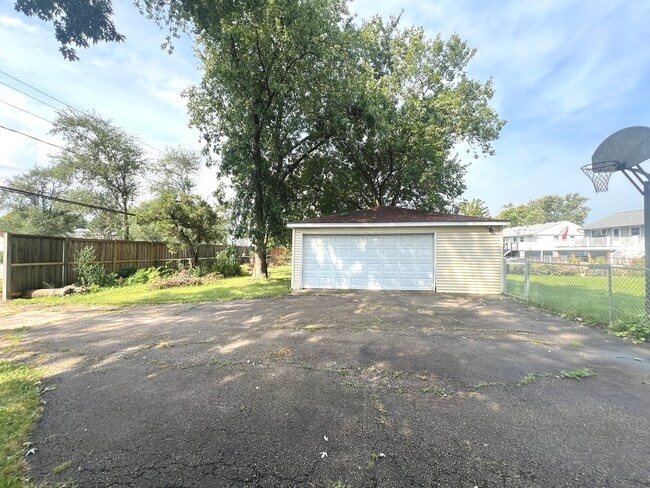 Building Photo - 703 Wicker Ave