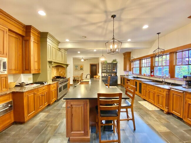 Building Photo - 3085 Fairmount Blvd