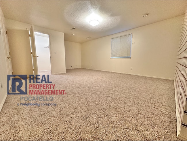 Building Photo - 3 Bed 2.5 Bath Twin Home - Double Car Gara...