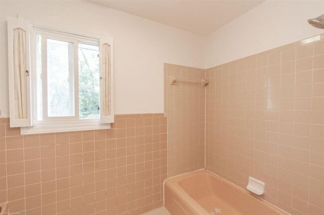 Building Photo - 601 Broce Dr
