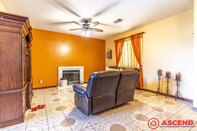 Building Photo - LISTING TITLE: Comfortable 3BD/2BA Home in Tulare's 93274 — Move-In Ready!
