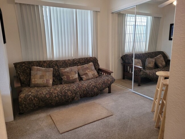 Building Photo - Charming 1-Bedroom Apartment for Short-Ter...