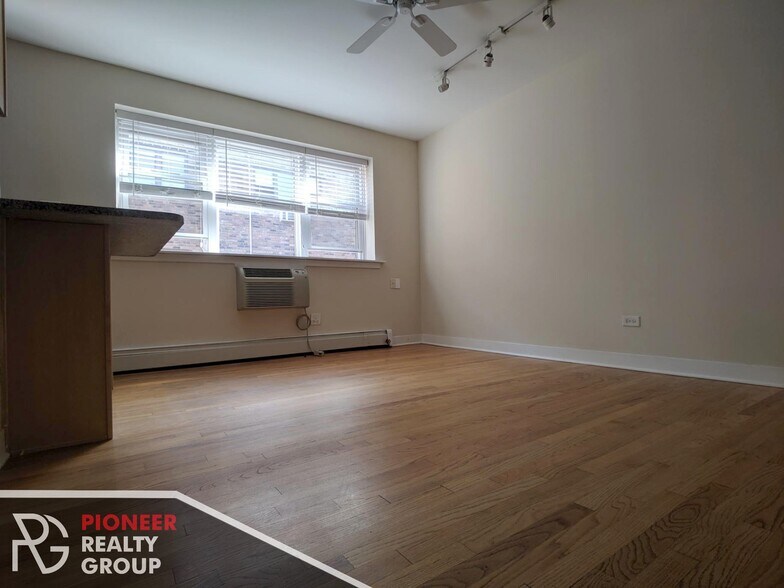 Building Photo - 643 W Wrightwood Ave