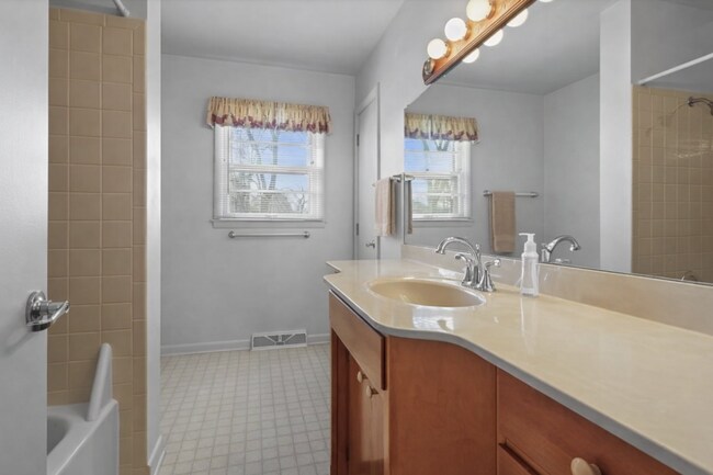 Building Photo - SUMMER SPECIAL! Beautiful 3 bedroom house on Bloomington's Eastside - Available Now!