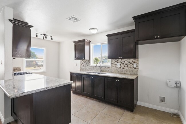 Building Photo - Spacious 3 Bedroom 2 Bath Available Now!