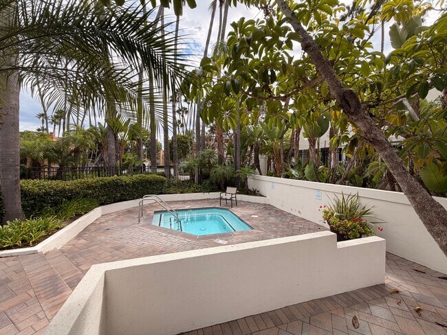 Building Photo - Beautiful 3 Bedroom, 2.5 Bathroom Newport ...