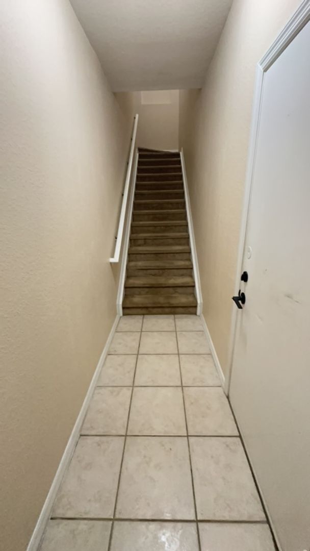 Building Photo - 3 BEDROOM 2 BATH 2 CAR GARAGE CONDO