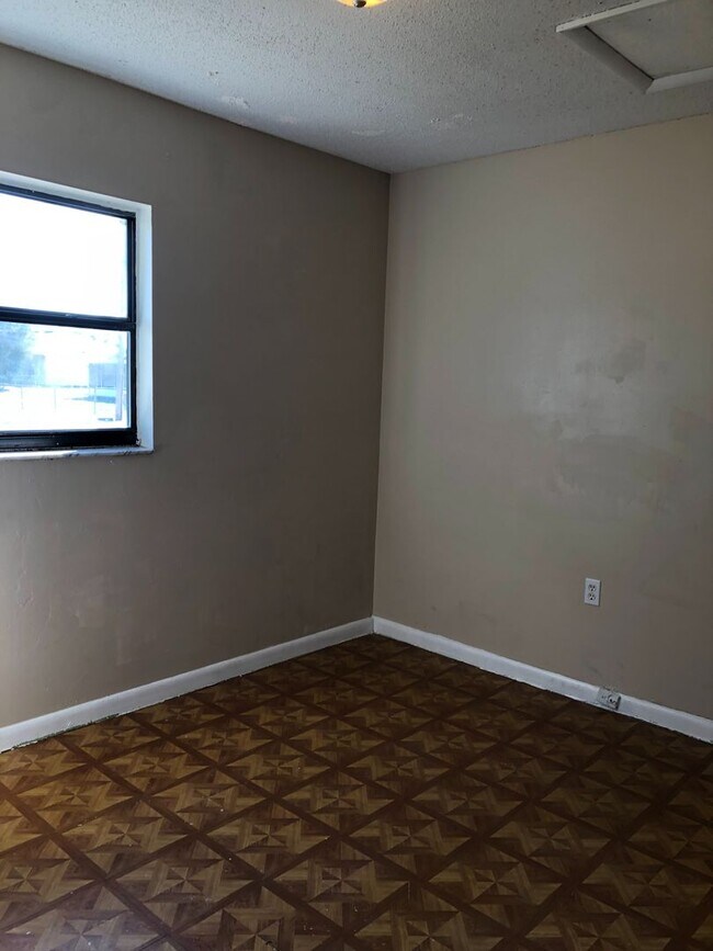 Building Photo - 4 Bed 1 Bath Home | Pet Friendly | Washer Dryer Hook Ups | Section 8 Welcome