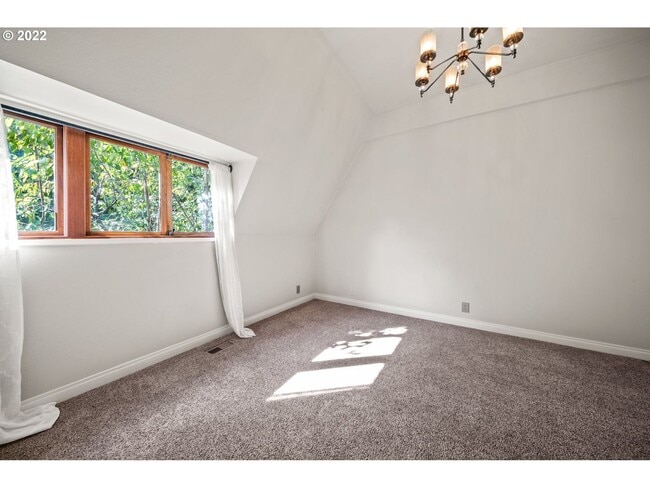 Building Photo - 5 bedroom 4 Bathroom Spectacular Townhome ~ Parking, A/C and More!