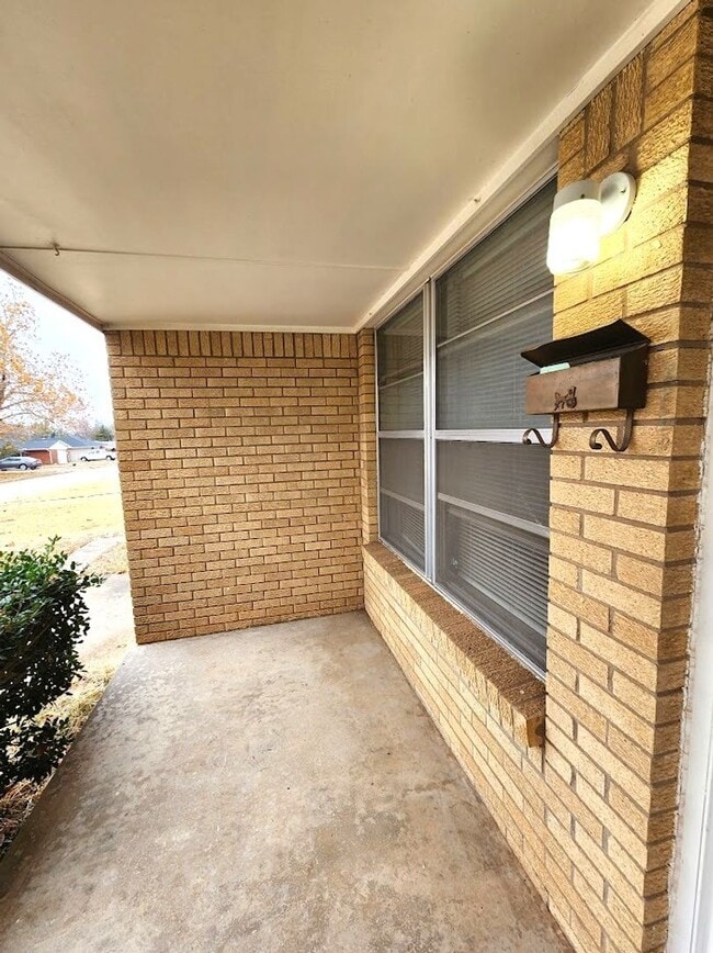 Building Photo - 3 Bed 1.5 Bath 1 Car Garage in the Henders...