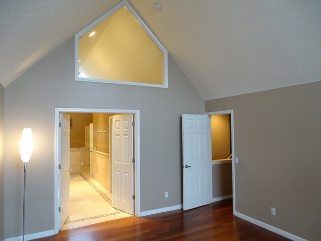 Building Photo - 1457 SE Columbia Way