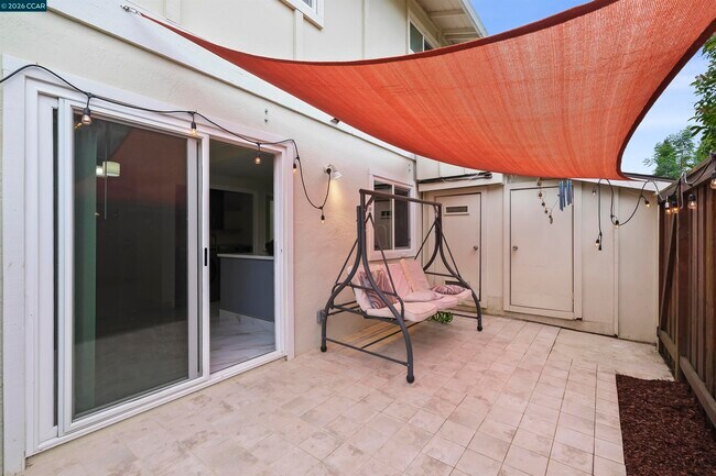 Building Photo - 560 La Copita Ct