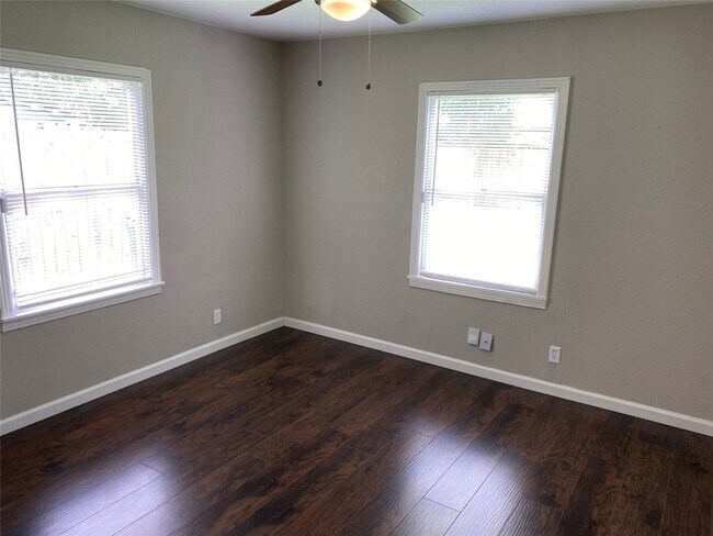 Building Photo - 5018 Kenilwood Dr