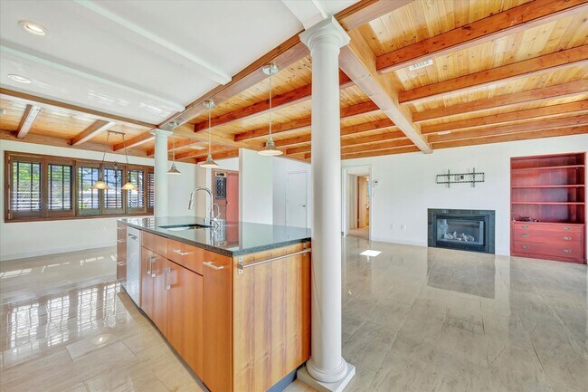 Building Photo - Beautiful West of the Trail 3-Bed/2-Bath H...