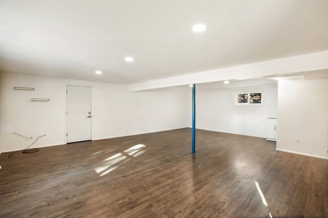Building Photo - Move in ready home on Parkview