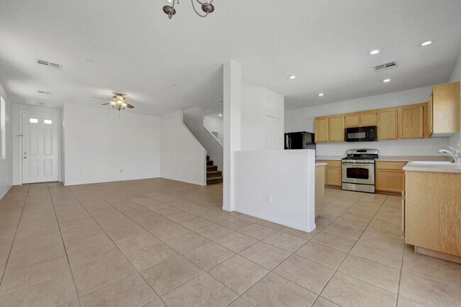 Building Photo - Adorable 2 story in the Northwest! Fresh paint and new carpet!