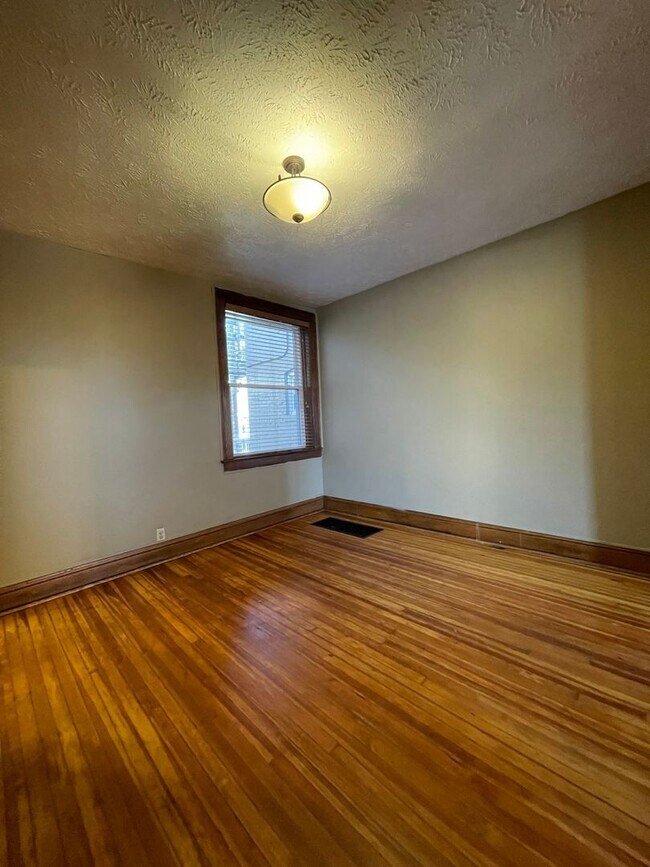 Building Photo - Spacious 2 Bedroom Townhouse!