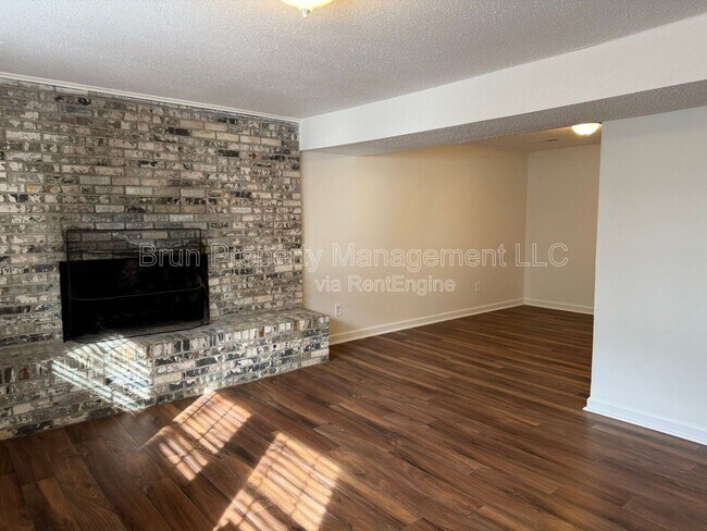 Building Photo - 11105 Lake Hills Dr