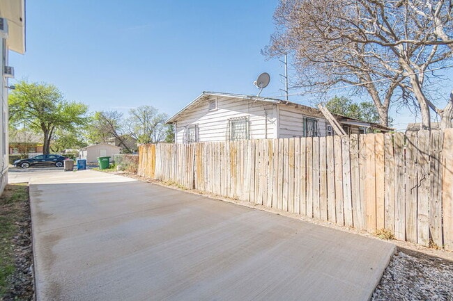 Building Photo - 2323 Arbor Pl