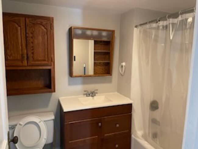 Building Photo - One Bedroom Apartment