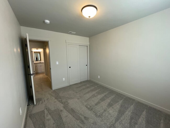 Building Photo - Townhome in Dry Canyon Community in NW Red...