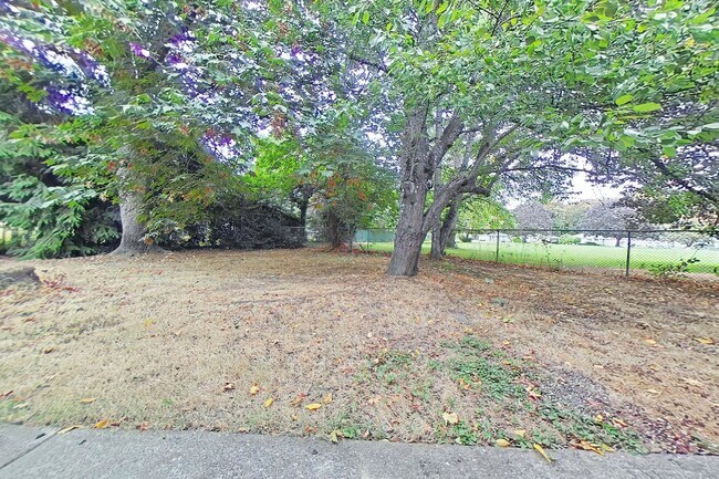Building Photo - 2 Bedroom 4-Plex ~ South Corvallis ~ Small...