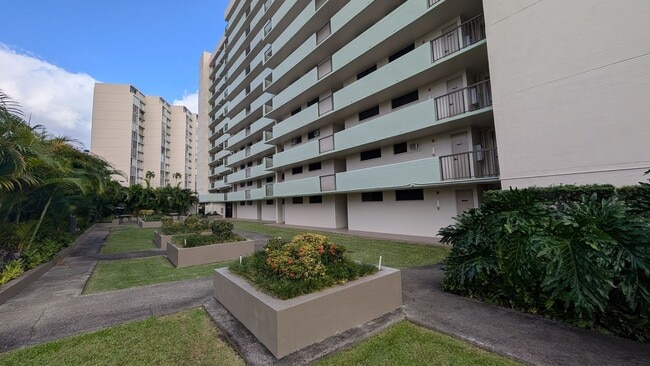 Building Photo - Newly remodeled Large 3 bed/2 bath/2 parking end unit with ocean and city views