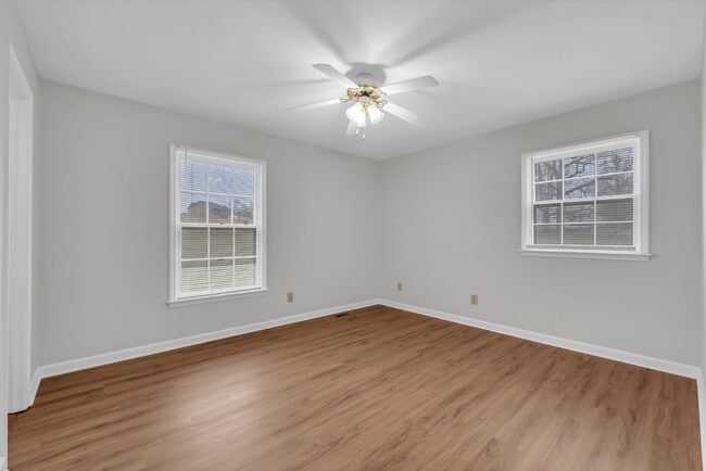 Building Photo - This charming rental in a convenient Clarksville location!