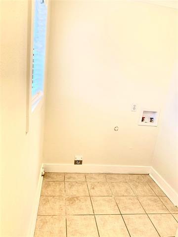 Building Photo - 320 Elm Dr