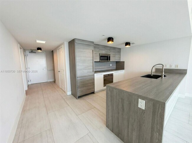 Building Photo - 400 Sunny Isles Blvd